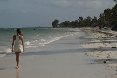 Meine Schwester spaziert am Strand