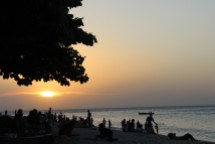 Sonnenuntergang am belebten Strand von Stone Town, Sansibar